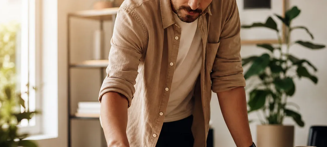 Profesional de marketing organizando contenido antes de decidir qué amplificar con publicidad