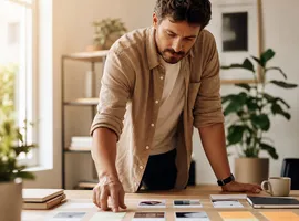 Profesional de marketing organizando contenido antes de decidir qué amplificar con publicidad