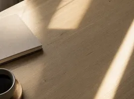 Dos flujos de luz sobre una mesa representando el contenido propio frente al clic comprado en marketing