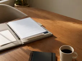 Mesa de despacho profesional con documentos, símbolo de captar clientes sin depender de anuncios