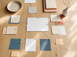 Tarjetas de contenido conectadas por hilos representando un motor de contenido frente a notas sueltas de un calendario
