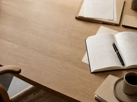 Escritorio de despacho profesional con notas y documentos que representan criterio experto antes de vender