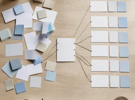 Tarjetas de contenido dispersas conectándose en una estructura ordenada, representando un sistema de contenido