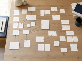 Tarjetas de temas de contenido organizadas y conectadas entre sí sobre una mesa, representando sinergias temáticas