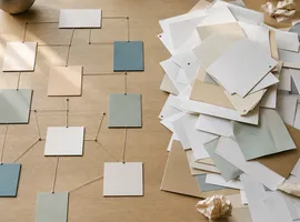 Tarjetas conectadas en red frente a hojas sueltas, representando un sistema de contenido frente al volumen sin estrategia