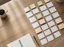 Mesa de trabajo con tarjetas organizadas simulando un calendario de contenido para pymes