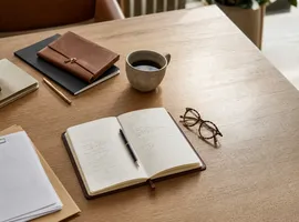 Escritorio de despacho profesional ordenado, símbolo de criterio y experiencia en servicios profesionales