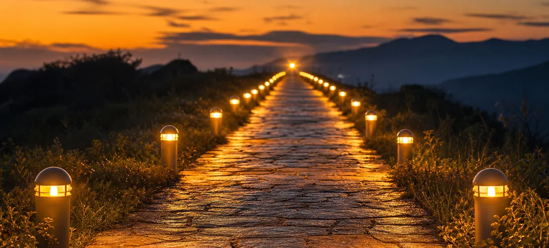 Camino iluminado de forma constante representando la ventaja de la constancia frente a un único destello puntual