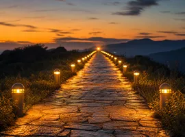 Camino iluminado de forma constante representando la ventaja de la constancia frente a un único destello puntual