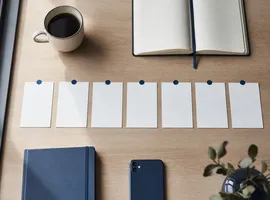 Calendario de contenido organizado sobre un escritorio, representando la presencia diaria B2B