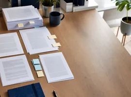 Documentos organizados en fragmentos representando cómo reutilizar contenido para publicar en X