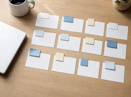 Calendario editorial organizado sobre una mesa como sistema de presencia diaria sin contratar