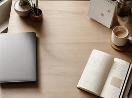 Escritorio con portátil apagado junto a libreta y calendario, símbolo del paso de web estática a marca activa