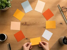 Tarjetas de contenido organizadas en círculo, representando la rotación social inteligente