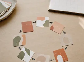 Tarjetas de contenido dispuestas en círculo representando un sistema de rotación social frente a un calendario tradicional