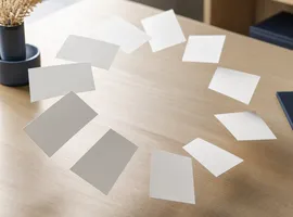 Tarjetas de contenido en movimiento circular representando un sistema de rotación social frente a gestión manual