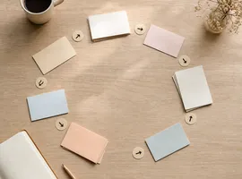 Tarjetas de contenido organizadas en círculo representando un sistema de rotación social