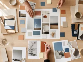 Materiales de marca y contenido organizados sobre una mesa representando un sistema de marketing integrado B2B