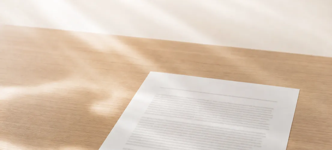 Hoja de contenido sobre un escritorio con líneas de luz que sugieren la difusión de un blog en redes sociales