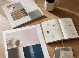 Mesa de trabajo con materiales de marketing organizados representando un sistema integrado con ads