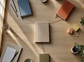 Carpetas de colores conectadas por hilos representando un sistema de marketing integrado