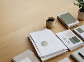 Mesa de trabajo ordenada como metáfora de evaluar si una pyme debe invertir en marketing de contenidos