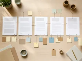 Mesa de trabajo con piezas de contenido conectadas representando un sistema de captación por contenido