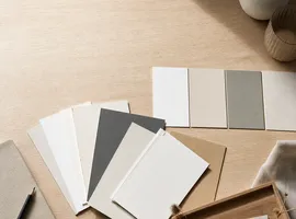 Tarjetas de contenido dispersas alineándose, representando cuándo una empresa necesita voz de marca