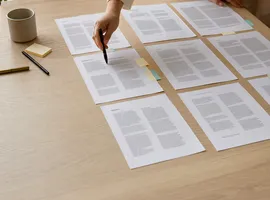 Hojas de contenido comparadas sobre una mesa para medir si la IA respeta la voz de marca
