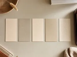 Tarjetas de tono alineadas sobre un escritorio, representando la coherencia de la voz de marca